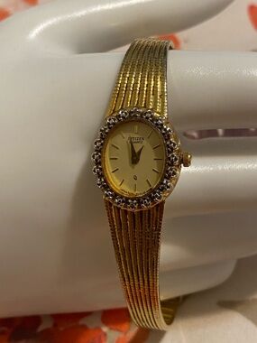 Elegant Citizen Quartz Gold-Tone Vntg. 4 Crystal Illusions Bezel Ladies Watch.